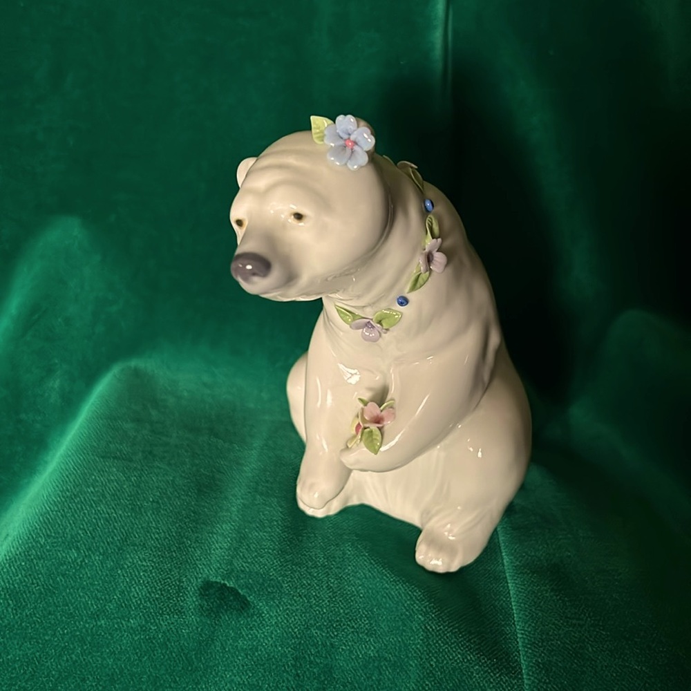 LLADRO RESTING POLAR BEAR WITH FLOWERS #6355-G